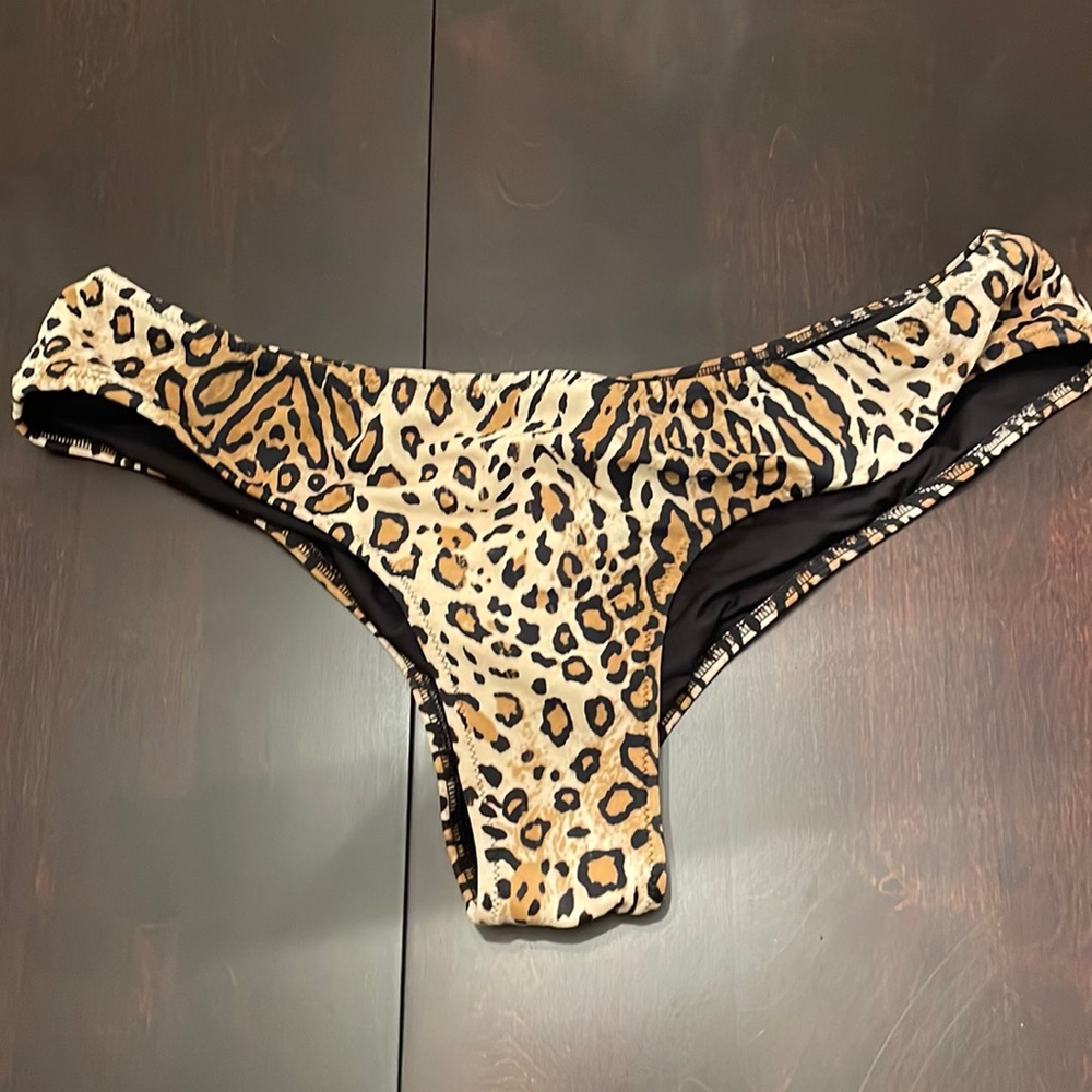 Victoria’s Secret bikini bottom size M